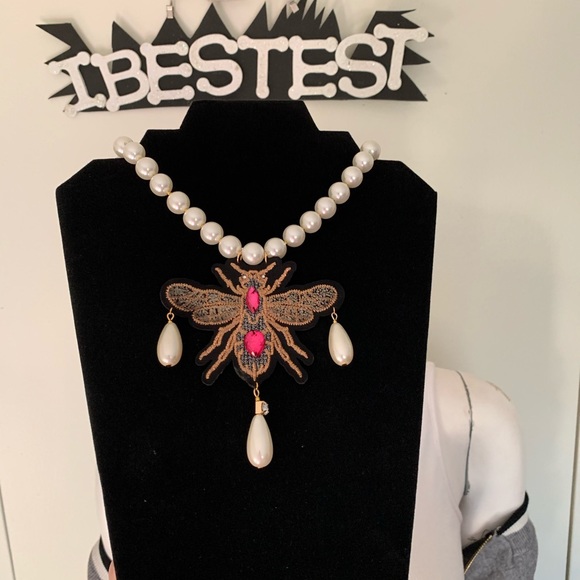 Queen Bee Statement Pearl Necklace - Picture 7 of 10